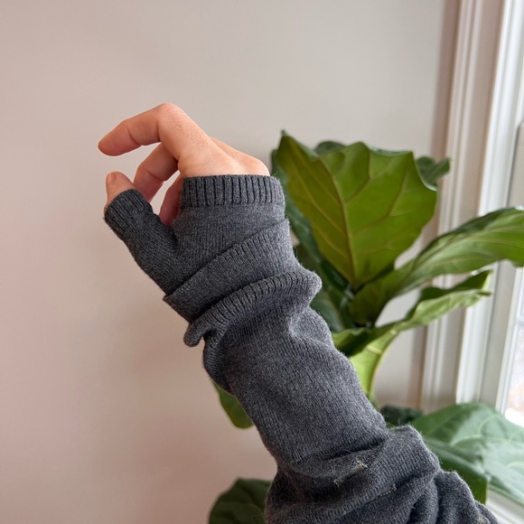 Women’s Lululemon quarter zip sweater. Charcoal SZ 10 - Picture 5 of 6